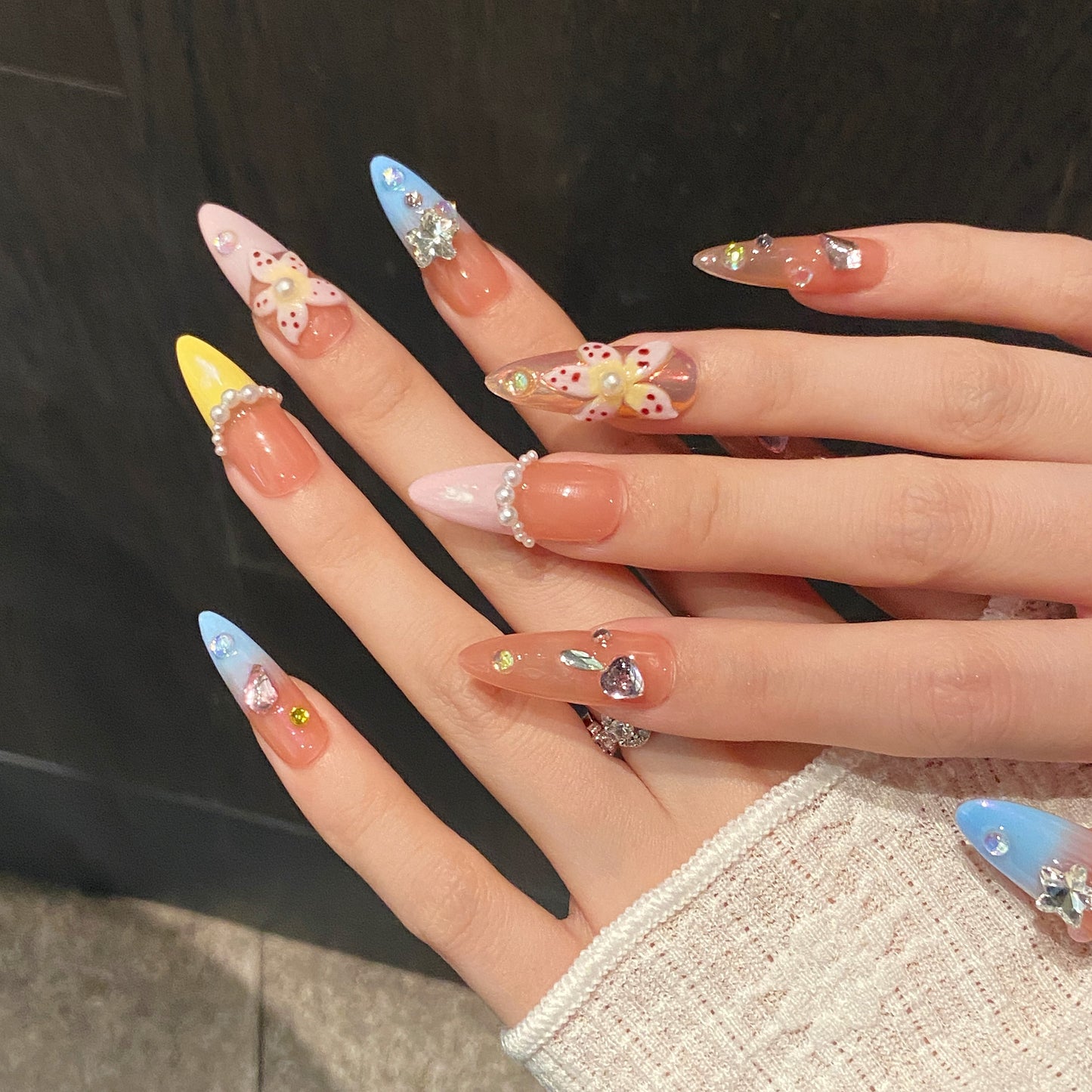 Gradient Butterfly Pearl Glam Press - on Nails