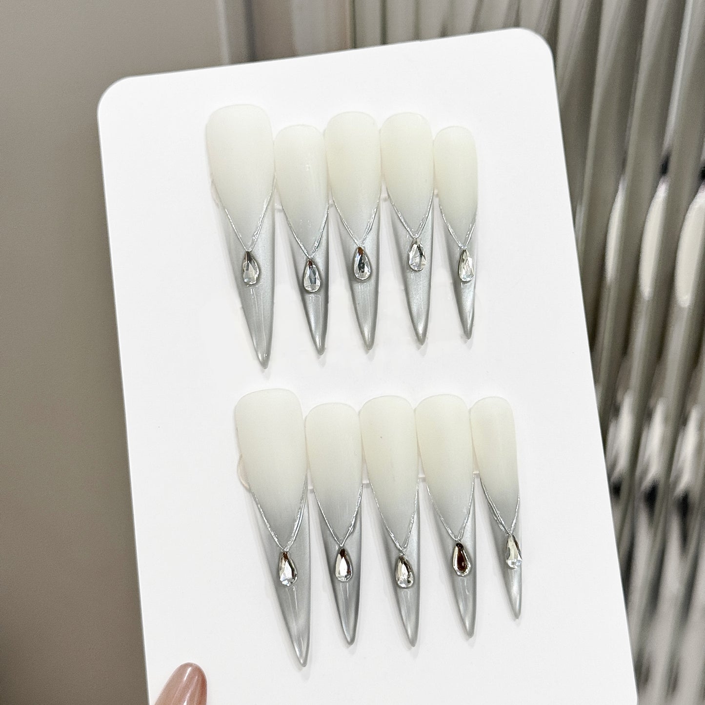 White Silver Gradient Diamond Press - on Nails