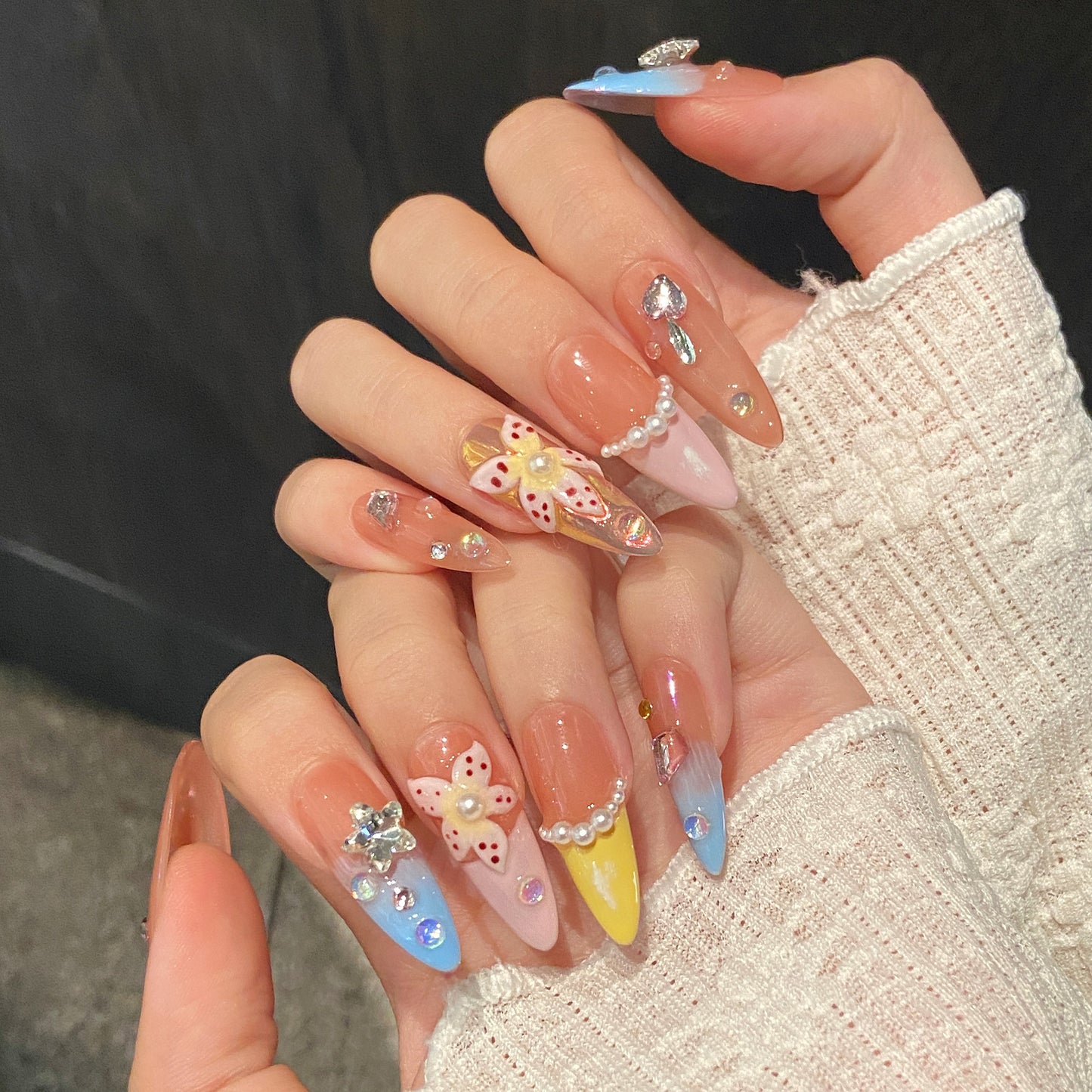 Gradient Butterfly Pearl Glam Press - on Nails